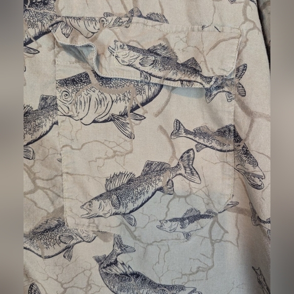 Cabela's 2XL fishing shirt in green with fish graphics and back vent panel - Picture 8 of 14